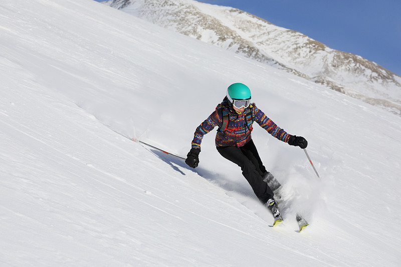 女子滑雪滑雪在阳光明媚的滑雪胜地业余冬季运动图片下载
