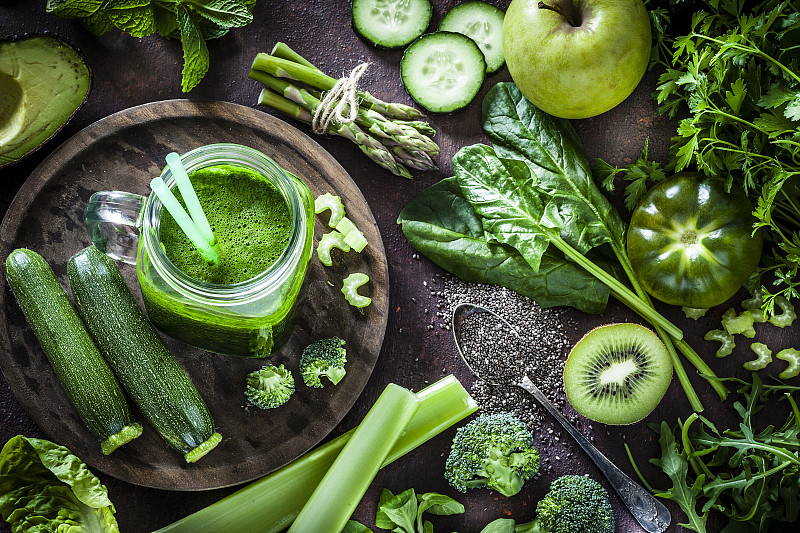 排毒饮食理念:质朴餐桌上的绿色蔬菜图片下载