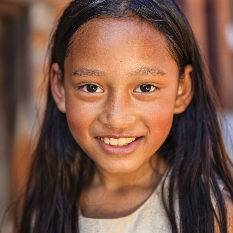 尼泊尔巴德岗的年轻尼泊尔女孩的肖像图片下载