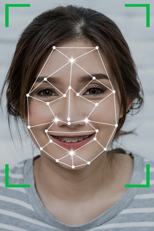 女性人脸检测与识别，生物特征验证，计算机视觉和人工智能概念图片素材