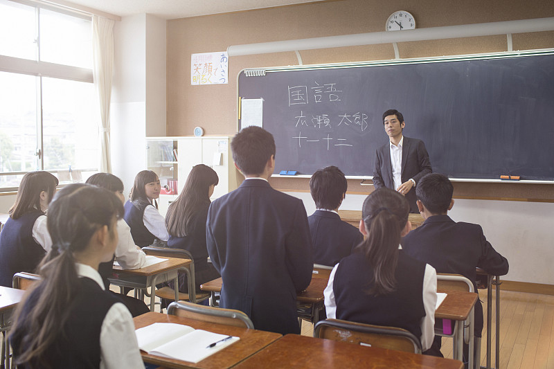 一个日本学生站着回答老师的问题图片下载