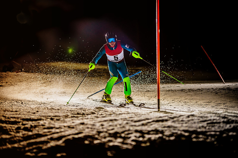 一个职业高山滑雪训练的夜晚镜头图片下载