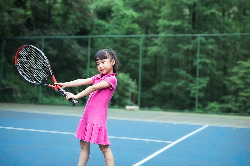 网球场上的少女图片下载
