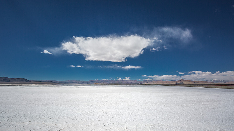 世界三大锂盐湖扎布耶茶卡的盐田和天上方尊云图片下载