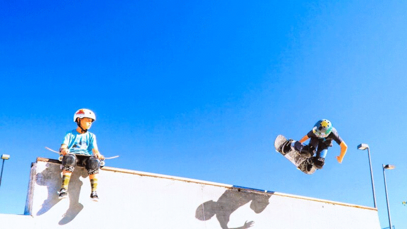 两个男孩滑板在斜坡上图片下载