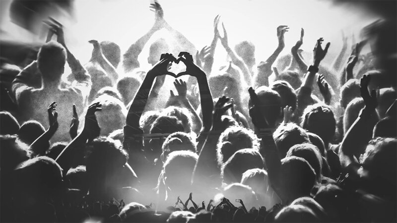 音乐会上人群中的人的后视图用手做心形，插入人群鼓掌图片下载