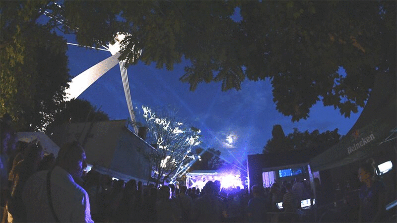 夜晚音乐节上的人群，蓝色的灯光插画下载