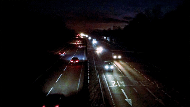夜间高速公路上行驶的车辆图片下载