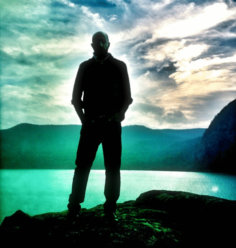 男人站在悬崖上，哈德逊河和漩涡云的背景图片下载