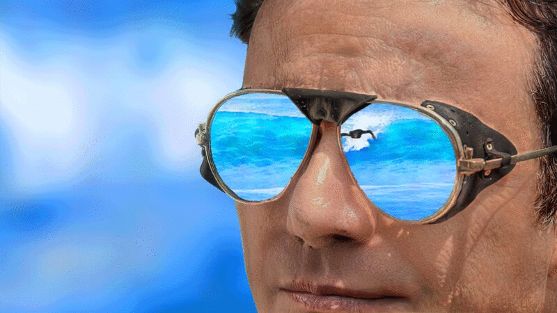 冲浪者在男人的太阳镜上反射海浪图片下载