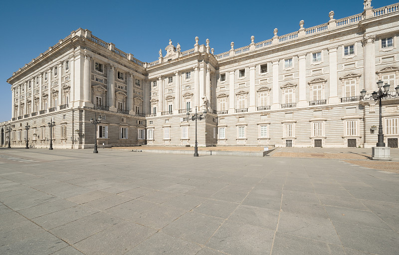西班牙马德里皇宫前的广场空地图片下载