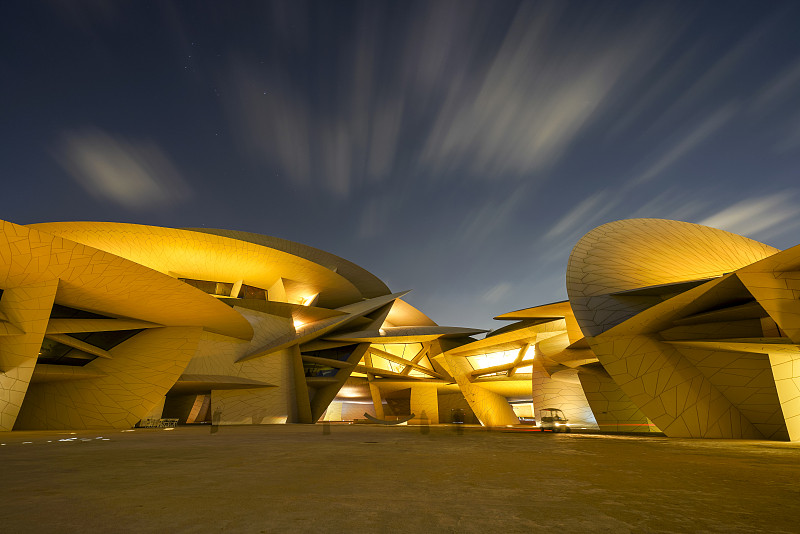 卡塔尔多哈国家博物馆 沙漠玫瑰夜景图片下载