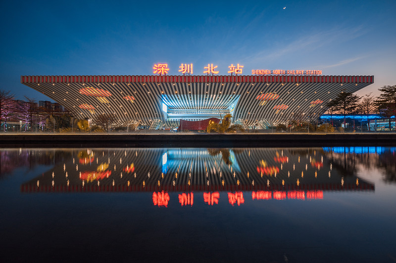 深圳北火车站夜景与灯光倒影图片素材