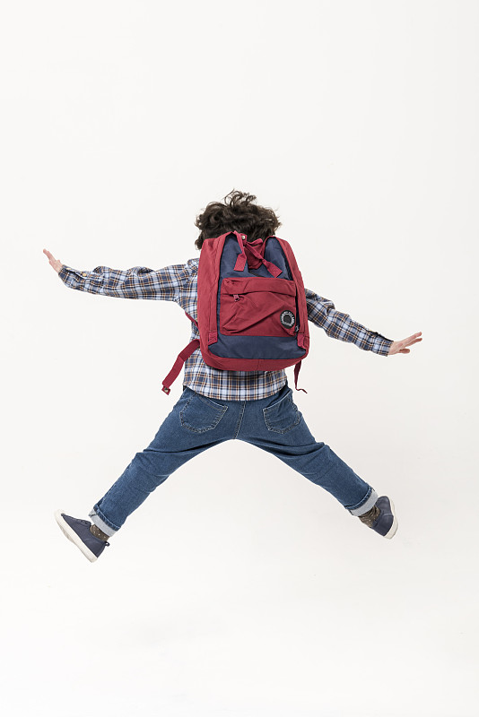 男孩背着书包跳的照片摄影图片下载