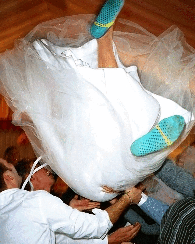 新娘在婚宴上被一群男人举起，3D立体效果图片下载