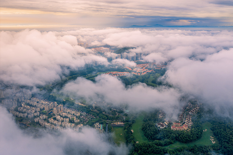 云雾下的中山城市风光图片下载
