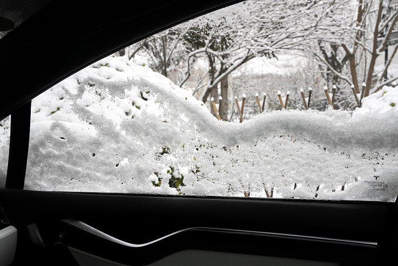 车窗户上的雪图片素材