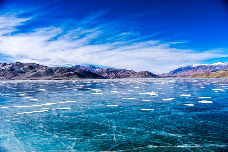 中国新疆蓝天白云下结冰的卡拉库里湖景观图片素材