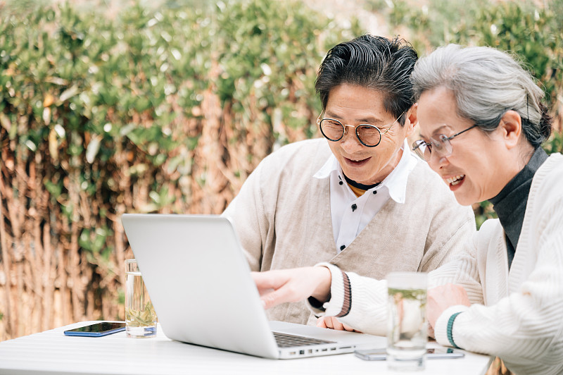 亚洲老年夫妇使用笔记本电脑图片下载