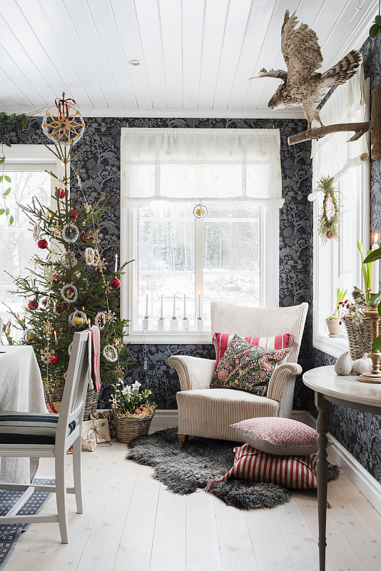扶手椅和圣诞树映衬着黑色图案的墙纸图片下载