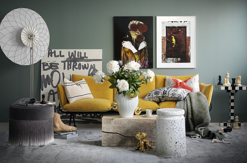 客厅灰色墙壁上的艺术品和黄色沙发图片下载