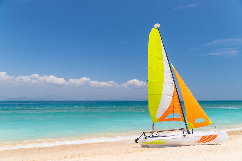 海南省三亚市蜈支洲岛海边的一条彩色的帆船图片素材