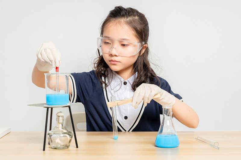 正在做化学实验的亚洲小学女生图片下载