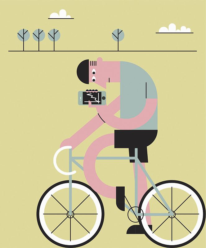 自行车手在手机上检查健身应用程序图片素材