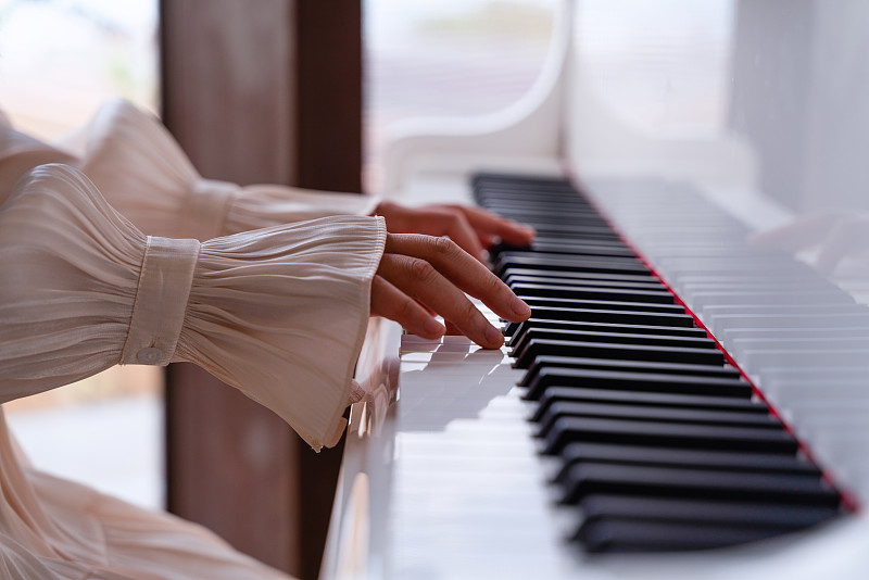 一个女人正在弹钢琴图片下载