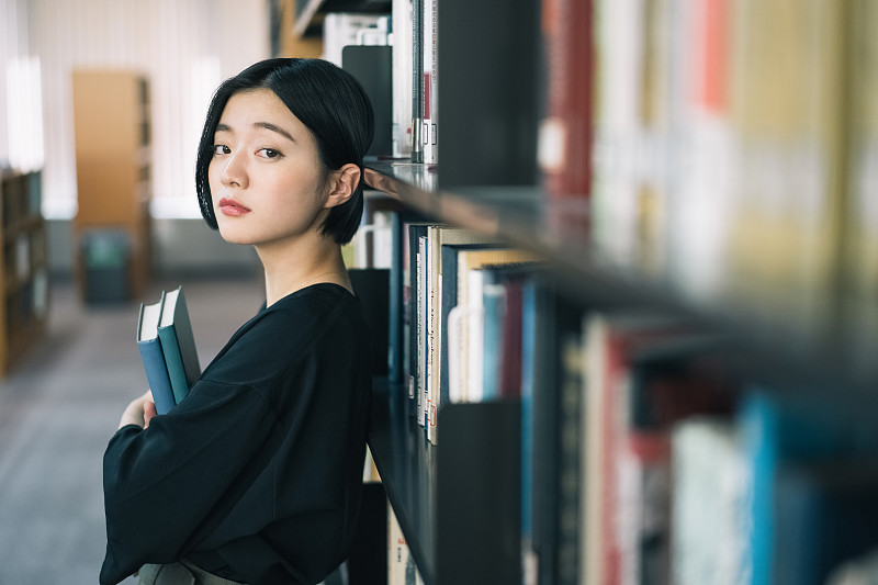 女大学生图书馆图书馆摄影合作:日本京都大学图片素材