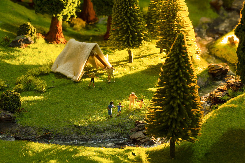 夕阳下小人模型户外微景观露营郊游创意静物图片下载