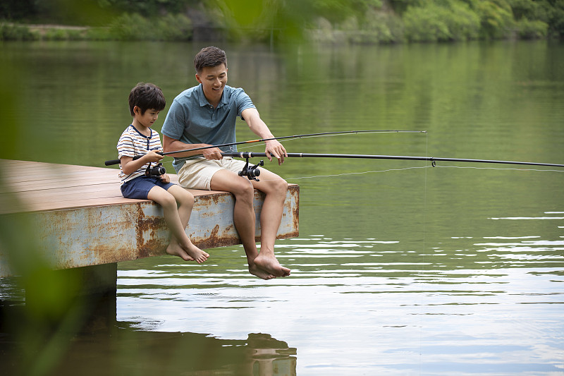 快乐父子在河边钓鱼图片下载
