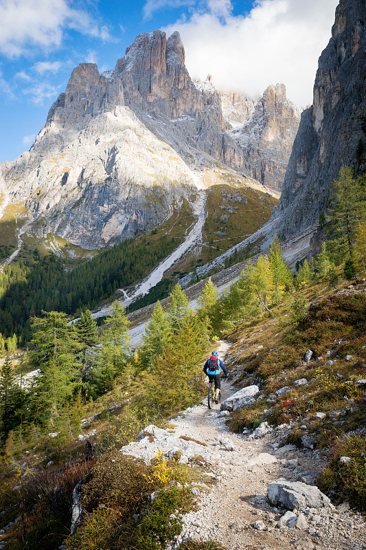 一个人的后视镜山地自行车在美丽的意大利白云石，塞尔瓦，意大利图片素材