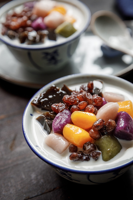两碗古早味中式传统糖水红豆芋圆烧仙草图片下载