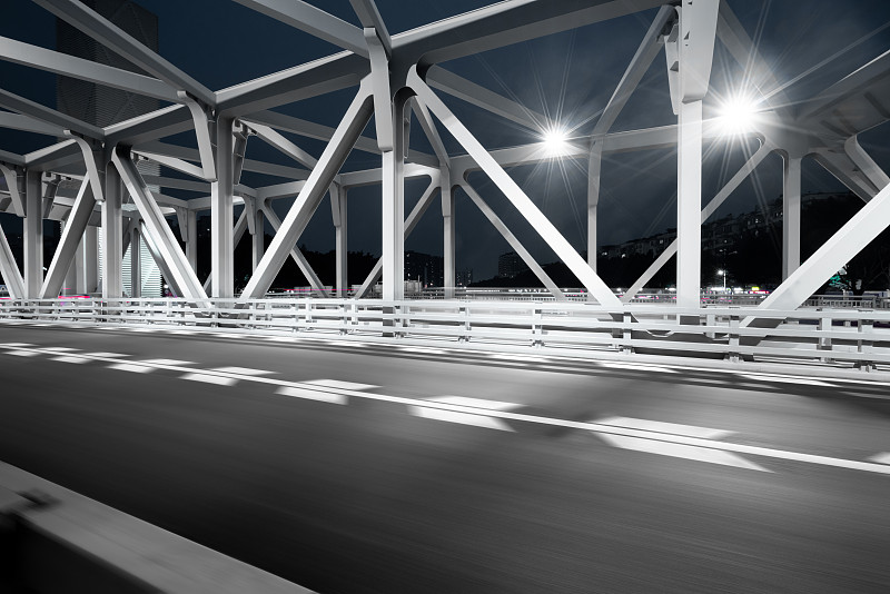 经典结构钢铁悬索桥的广州番禺光明大桥逆光的公路图片素材