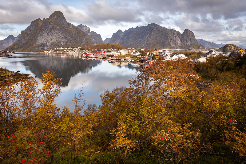在挪威的莱因，群山映着天空的湖泊风景图片下载