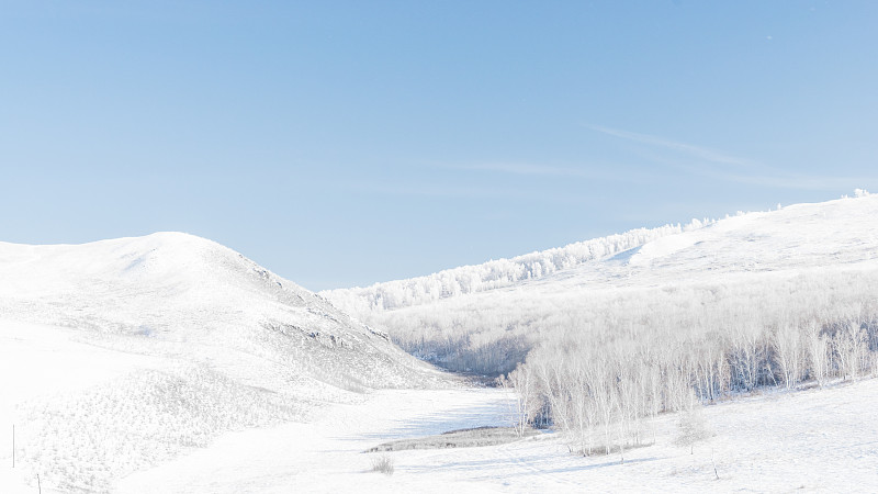 中国塔河，蓝天下的雪山风景图片素材