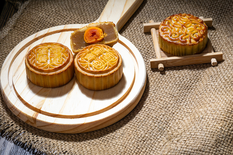 中国传统节日，中秋佳节蛋黄莲蓉月饼美食图片下载