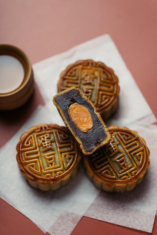 中国传统文化节日食品广式中秋月饼图片下载