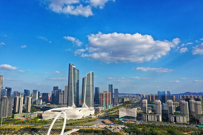 蓝天白云下的南京建邺区双子塔风光图片下载