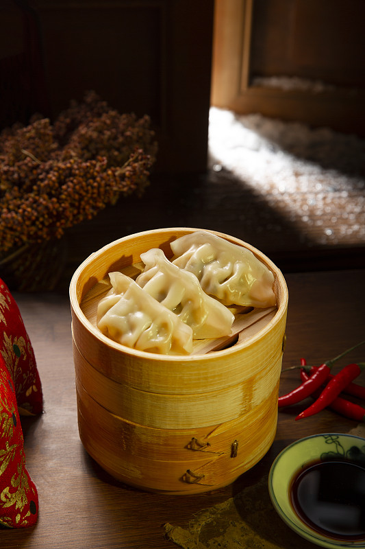 春节中华美食蒸饺和布老虎静物图片素材