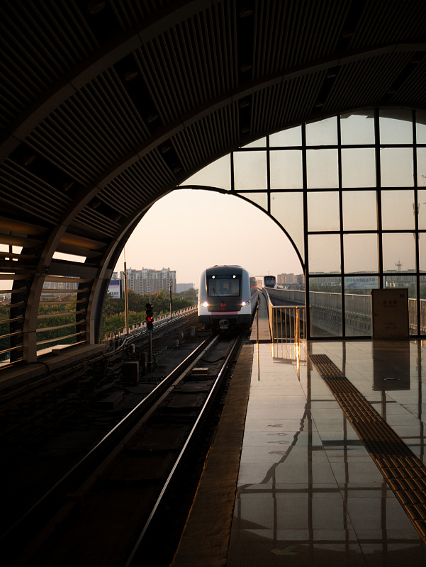 夕阳下的武汉轻轨，体现着中国的速度图片素材
