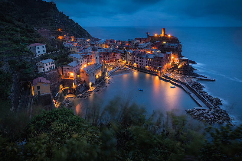 黄昏时，意大利圣保罗Vernazza海滨小城的高角度视野图片素材