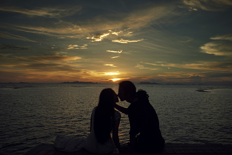 海边,亲吻,情侣,剪影图片下载