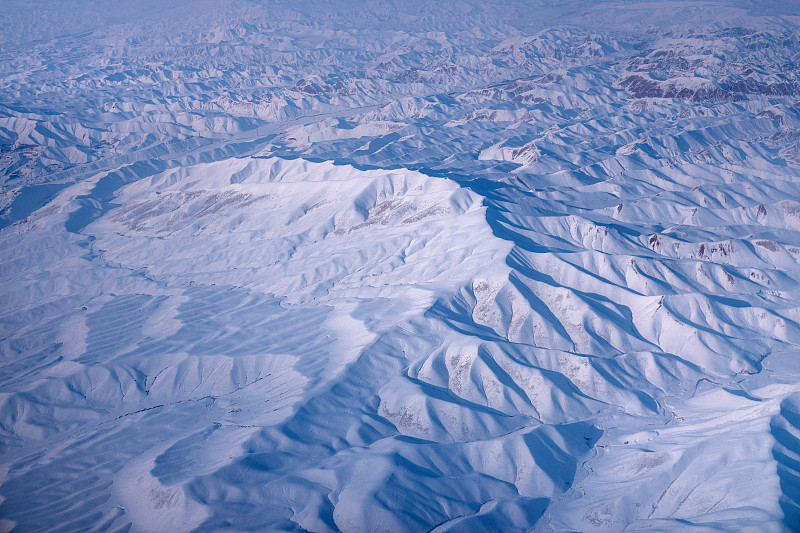 飞机上航拍连绵雪山图片下载