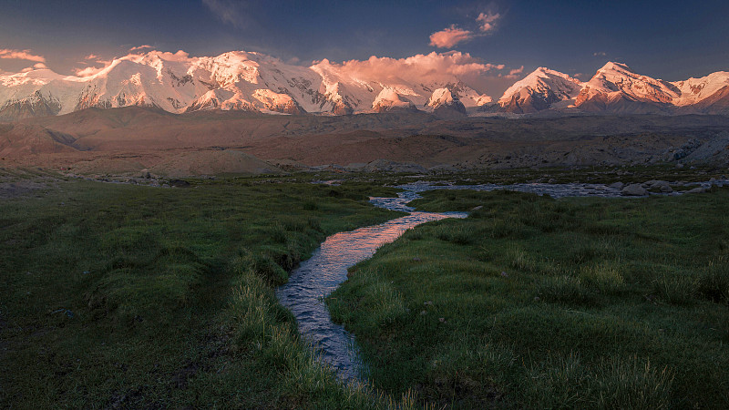 新疆喀什公格尔峰图片下载