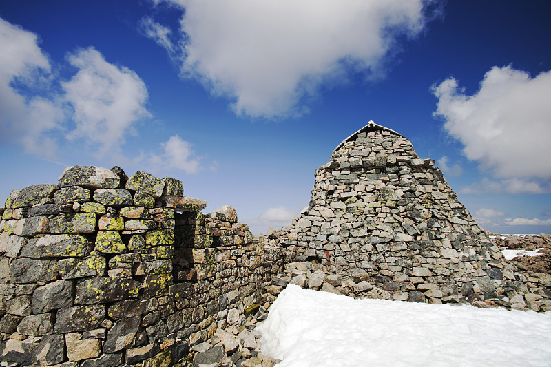 维多利亚时代气象台的遗迹和本尼维斯山顶的庇护所。本尼维斯峰是英国最高的山峰，北部悬崖从山顶跌落2000英尺，是英国最高的悬崖。图片下载