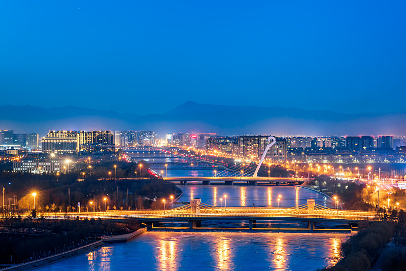 中国内蒙古呼和浩特马头琴桥冬天夜景图片下载