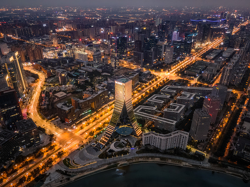 航拍成都高新区天府五街中国欧洲中心夜景图片下载