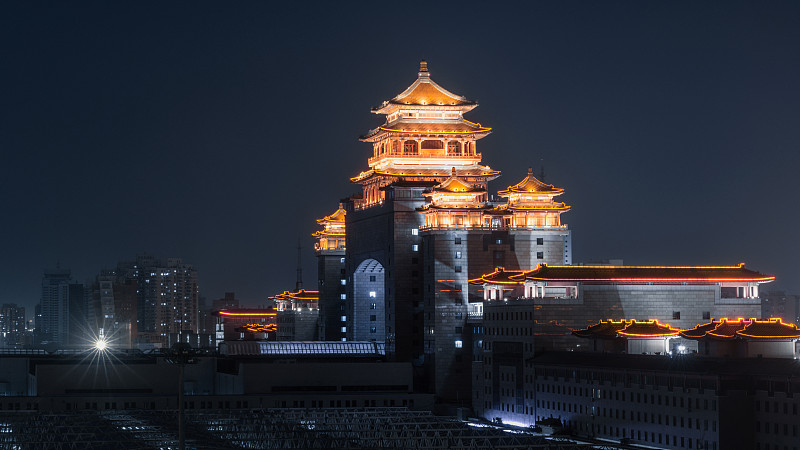 2021年春节期间北京西站主体建筑亮灯图片下载